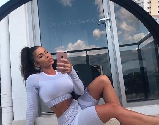 健美|她从一个害羞女孩到健美名人，身材不但更有魅力，还比以前更自信