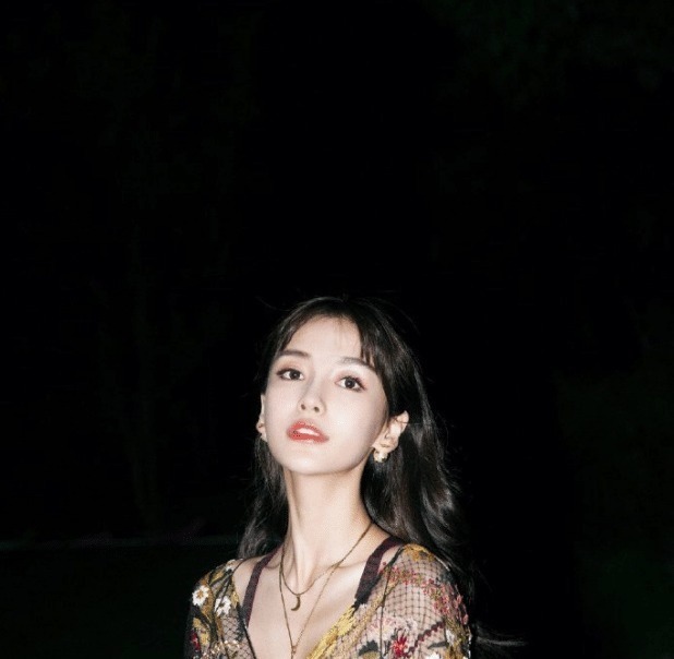 脱鞋 baby挑战“高跟拖鞋”,鞋子不顾脚后跟,走路只能靠驱!