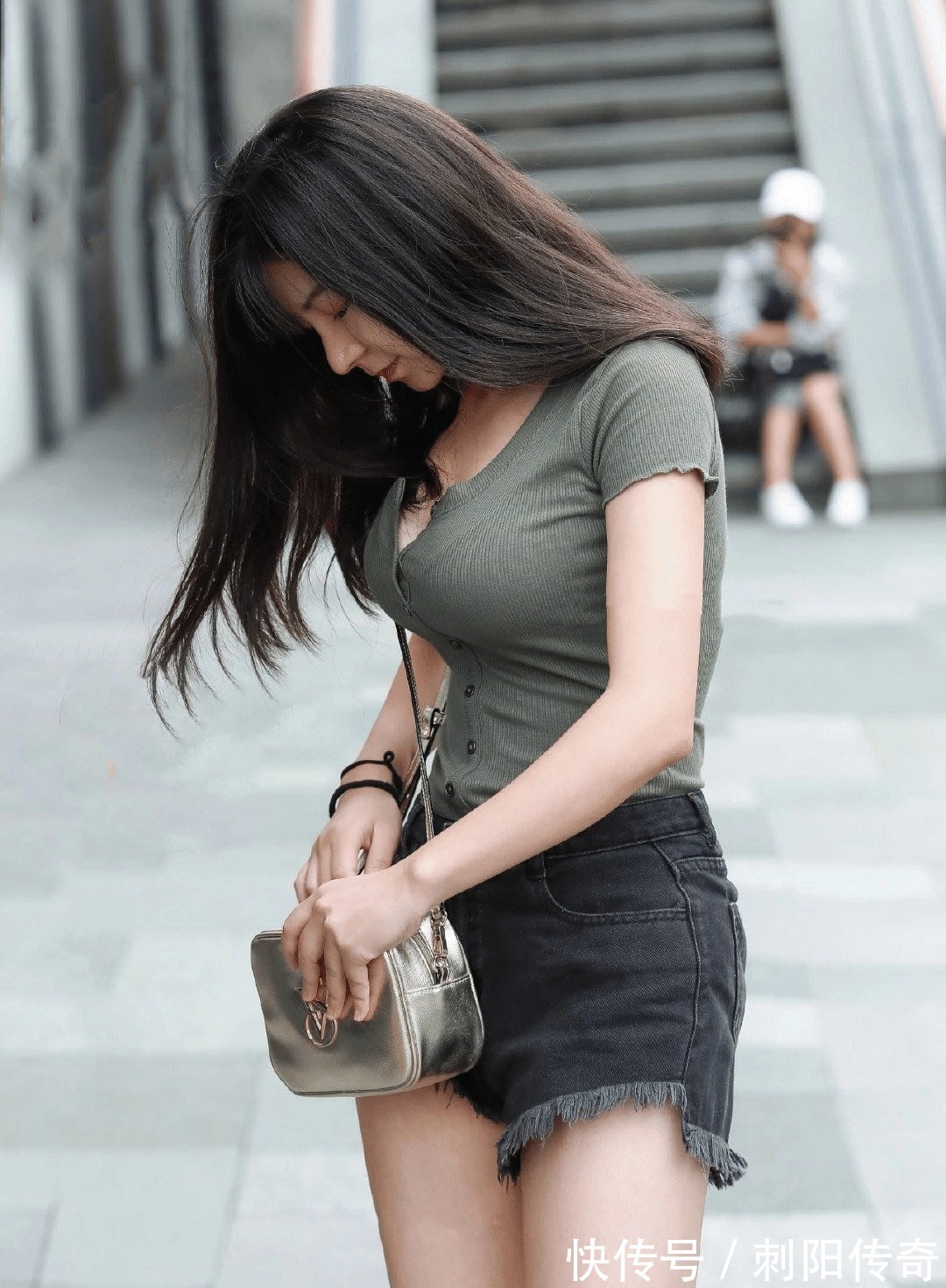 大长腿 衣服已经Hold不住你傲人的身材了