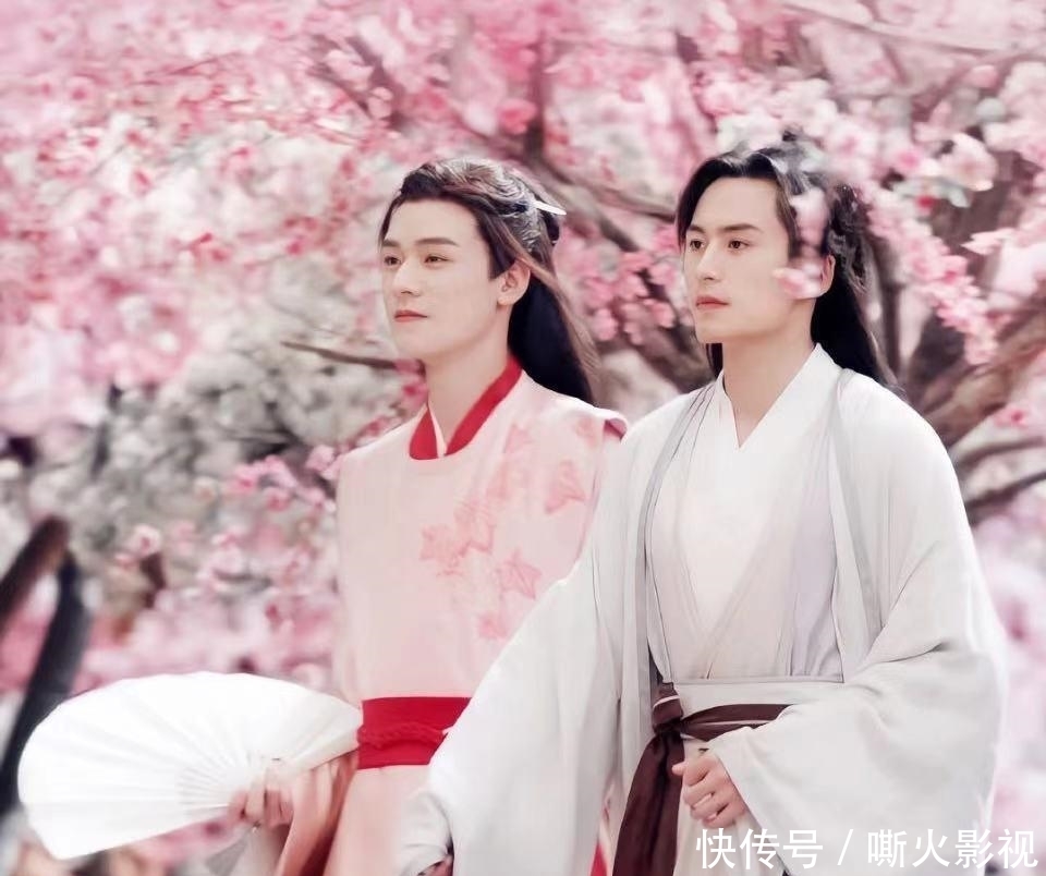 张哲瀚读粉丝信感动,献唱生日快乐和同手同脚歌