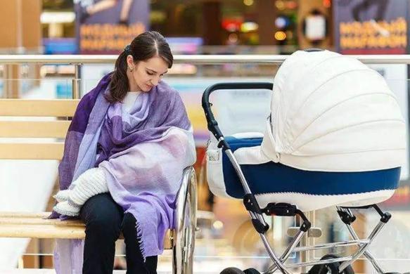 公共场合|宝妈地铁上掀衣哺乳,被大妈讽刺“不要脸”,宝妈反怼引乘客称赞
