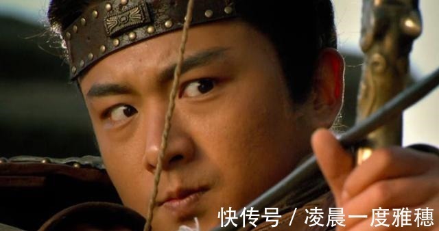 关胜#水浒传此人不但身份比柴进高贵,而且武艺高,躲过花荣射来的箭