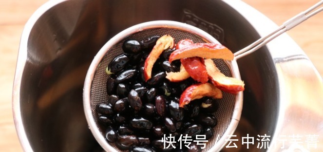 冬天到了,吃黑豆有什么用教你1个简单做法,涨知识了!