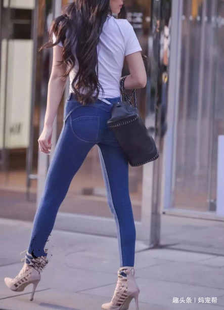 显高显瘦 罗马高跟鞋,搭配牛仔裤,修饰腿部线条美感,时髦十足