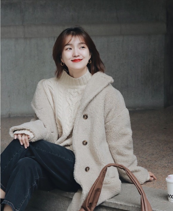 大衣 秋冬衣服别乱买,常备“高领衫”,搭配大衣、羽绒服都洋气