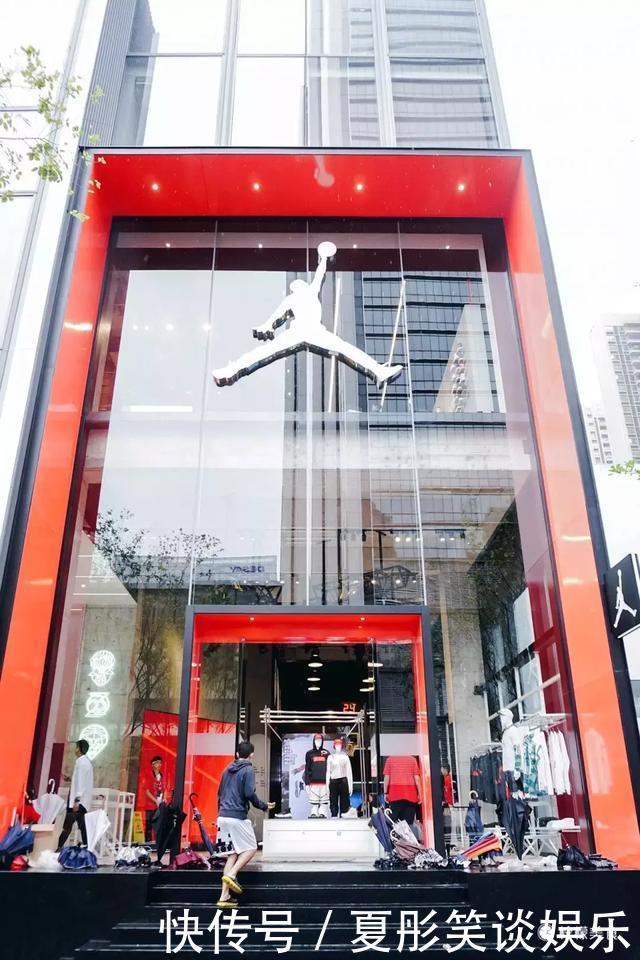 亚洲最大JORDAN旗舰店开业,我冒雨把“黑粉脚趾”买到手了!