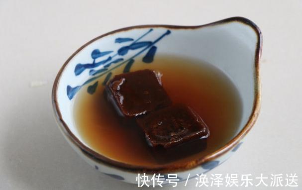 芋头|芋头做成的红糍粑,1块芋头1把糯米饭,软糯又香甜