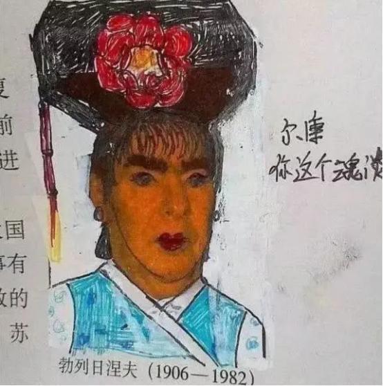 涂鸦@学生“脑洞大开”,“神操作”在课本上涂鸦,网友:都是人才