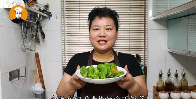 下饭|青椒用擀面杖压一压,没想到这么好吃,香辣开胃又下饭,解馋