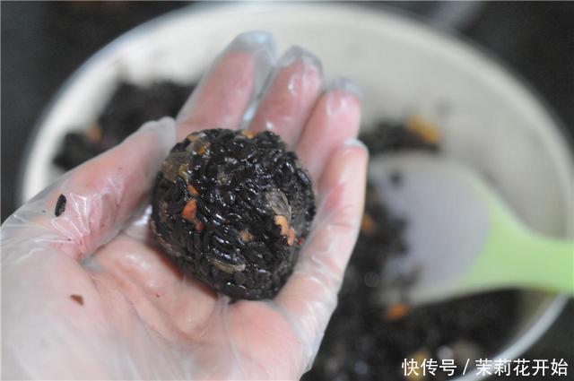 天冷,包子馒头靠边站早上多吃它,锅中一蒸,晶莹剔透香喷喷