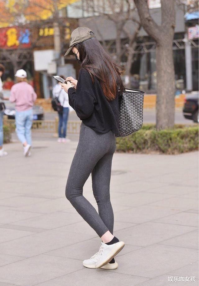 深灰色打底裤穿出高级感，显高显瘦又个性，搭配运动鞋更显活泼