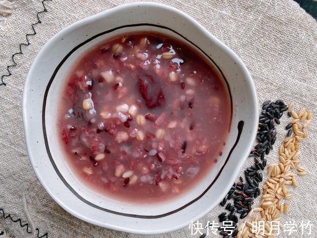 浸泡|黑米粥的正确做法,煮之前加一步,多加一种食材,比八宝粥还好喝