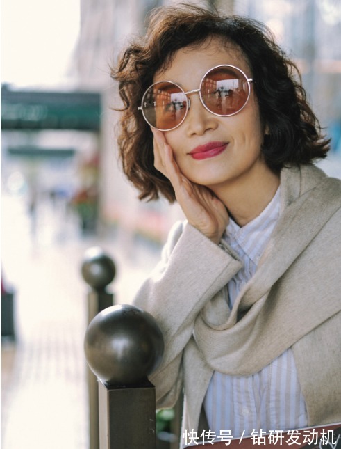 日常穿搭 建议中年女人日常穿搭多从以下3点去讨巧,比同龄人更显年轻