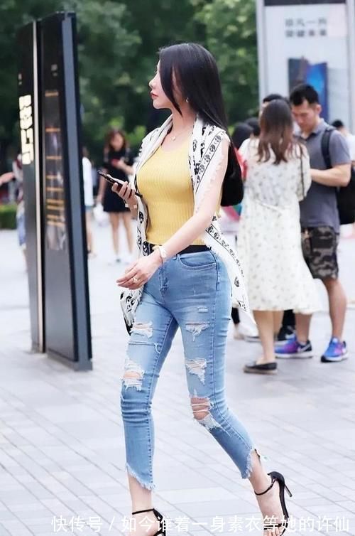 紧身牛仔裤|美女穿紧身牛仔裤,搭配紧身上衣凸显小蛮腰身材,增添几分魅惑