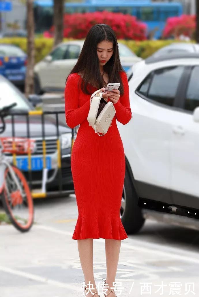 用亮丝元素做成的连衣裙,在暖和的阳光下闪耀着耀眼的光芒