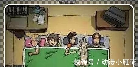 |搞笑漫画：躺睡在中间的小狗，让美女怀疑人生！