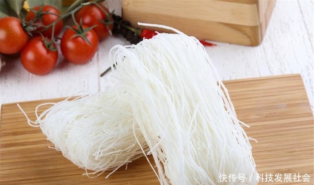  年夜饭菜谱——蒜蓉粉丝蒸虾，鲜虾嫩滑，粉丝入味，寓意蒸蒸日上