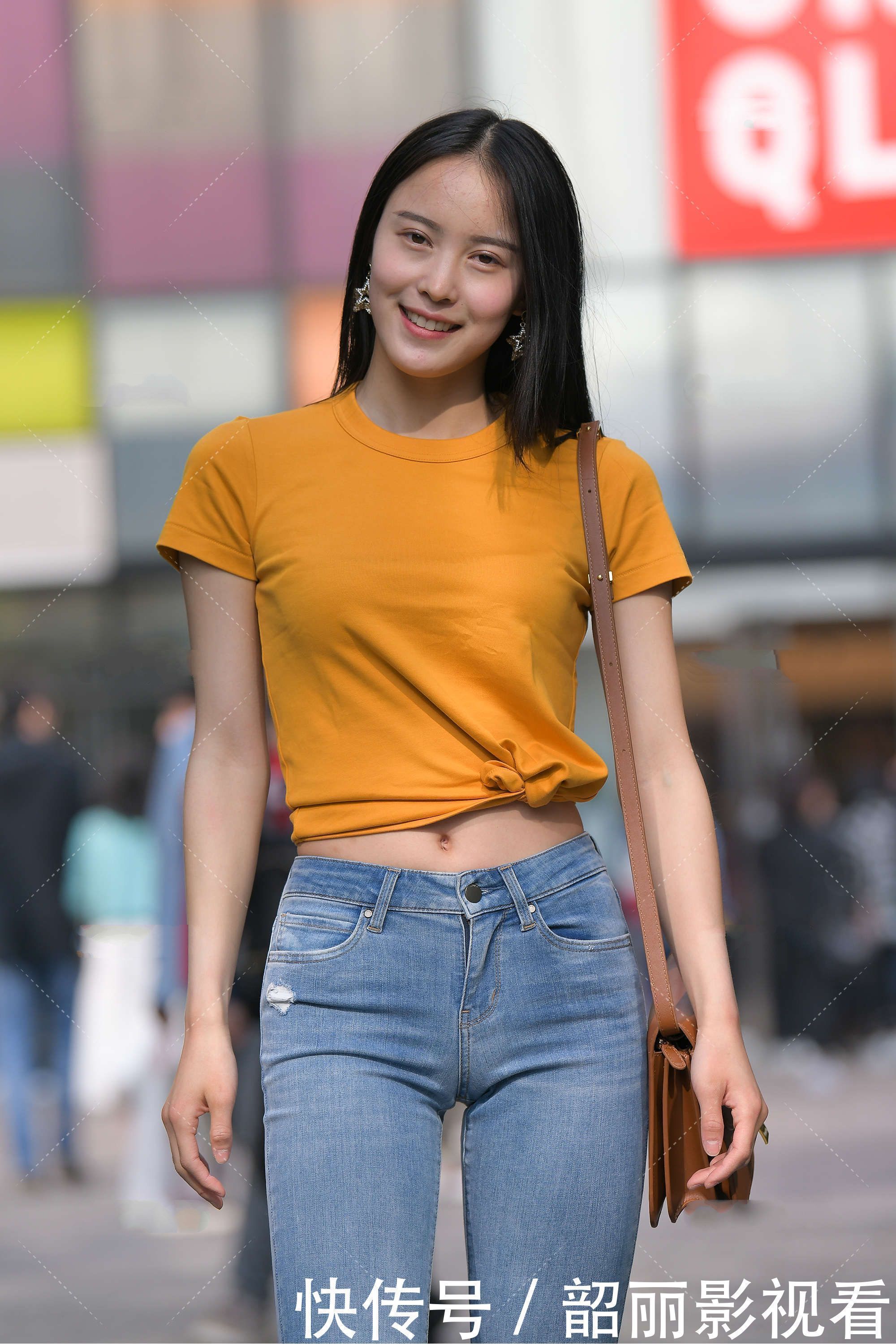 小姐姐 活力满满橙色T恤,搭配浅蓝牛仔裤,营造纯真青春感