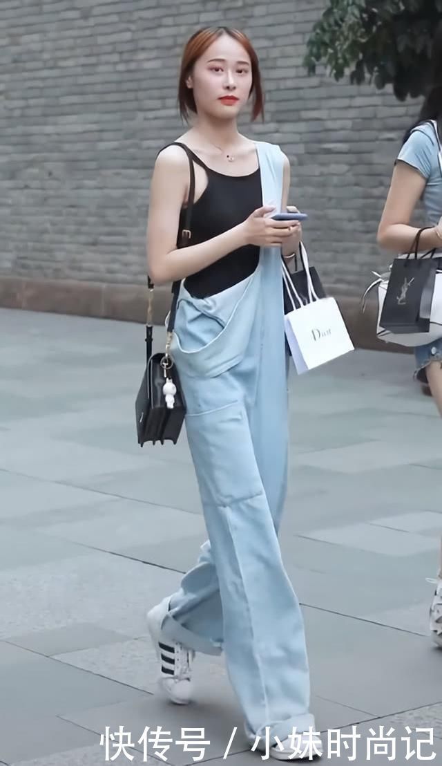 街拍小姐姐的身材匀称凸显韵味,走路时撩头发的姿势的确迷人