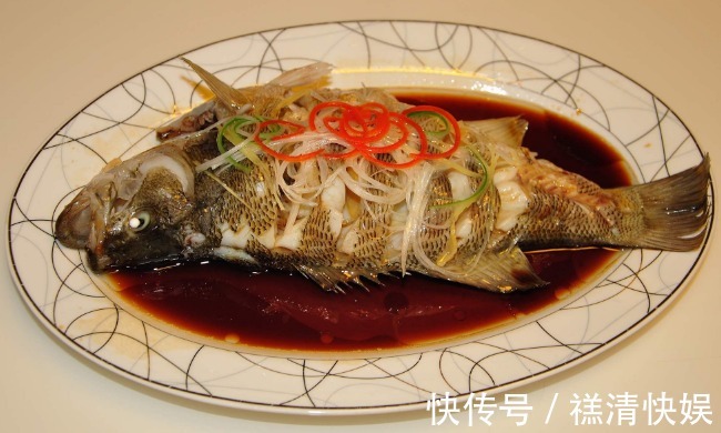 鲜嫩|做清蒸鱼,全程不要用盐和料酒,学会厨师这一招,鱼肉鲜嫩无腥味