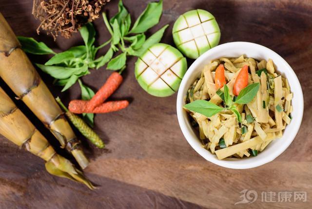 老人|清淡饮食20年,老人吃出一身毛病!医生呼吁老人别再吃太清淡了