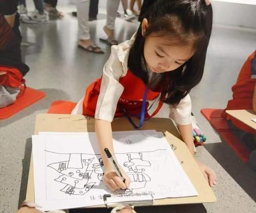 眼眶|5岁女儿一换衣服就紧闭房门,爸爸好奇扒门缝,定睛一看红了眼眶