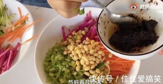 谢娜在家做炸酱面,老公视角下,娜姐笑容甜美,幸福感溢出屏幕