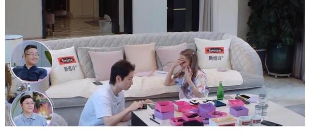 周扬青在自家录节目，从大门就能看出，绝对是“大户人家”