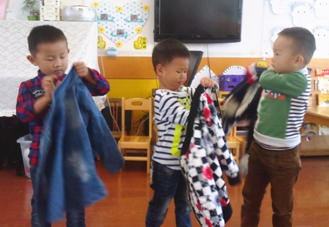 幼儿园|妈妈给儿子买了一条新裤子,穿到幼儿园后,却引来了同学们的嘲笑