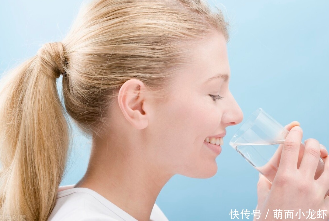 老年人|老年人喝水有“讲究”,做完这3件事不急于喝水,对健康有好处