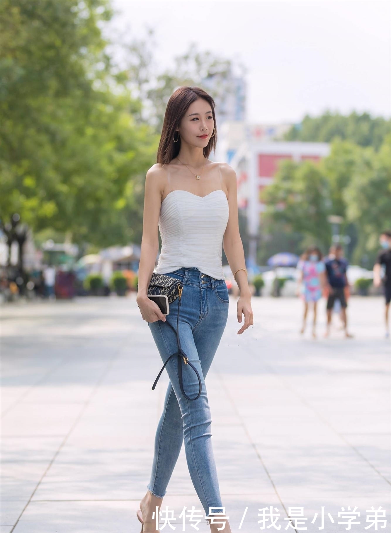 小姐姐|精致又时尚小姐姐,蕾丝方领上衣搭配紧身牛仔裤,轻松穿出高级感