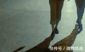 “常在街头混, 哪有不撞鞋! 我78岁了也穿AJ1, 小伙子你呢 ”！