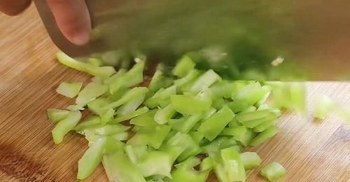 吃肉|1个洋葱，1把面条，教你简单一做，出锅比吃肉还香，太解馋了