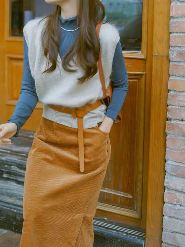 半身裙|女生博主秋冬穿搭指南,针织开衫搭配百褶半身裙,高贵优雅又温柔