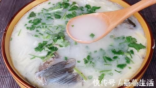 炖鲫鱼汤时，记住不要直接炖，诀窍告诉你，鱼汤奶白无腥味，特鲜！