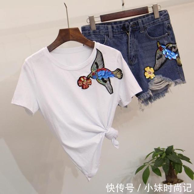 穿搭|穿牛仔短裤T恤套装，时尚又减龄的穿搭，而且轻易秀出大长腿