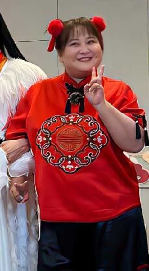 39岁贾玲再次胖出天际,脖子三层肉,长裙遮不住粗腿,担心她的健康