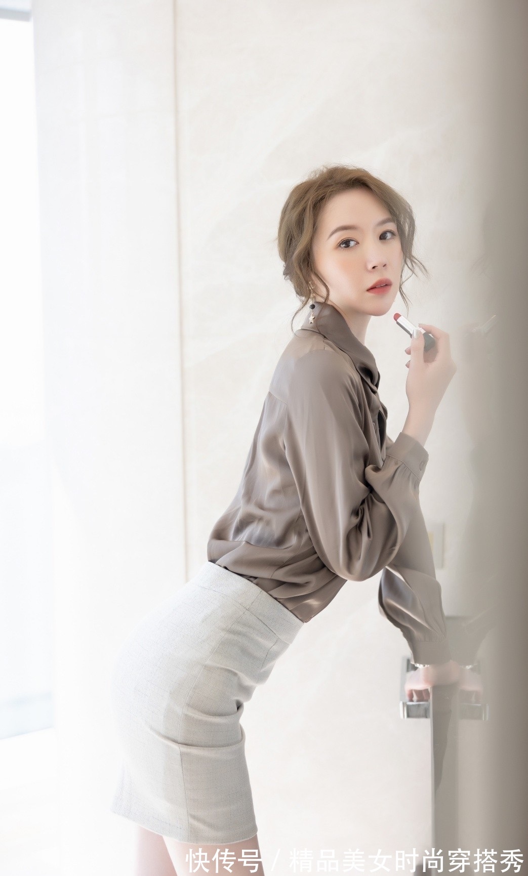 职场 灰色套装裙搭配精致衬衫,干练又不失温柔感,尽显职场女性魅力