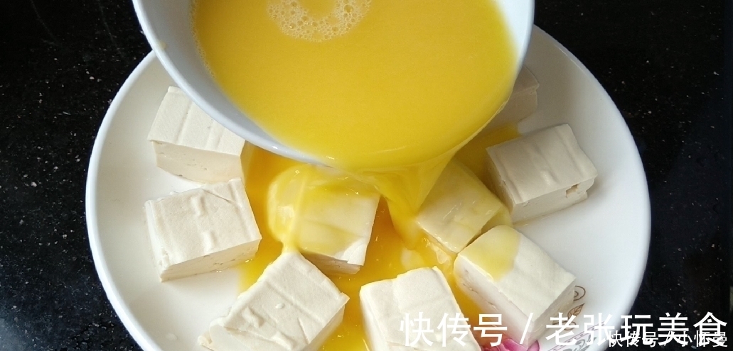 豆腐中打入2个鸡蛋，没想到这么好吃，鲜嫩味美，上桌汁都不剩