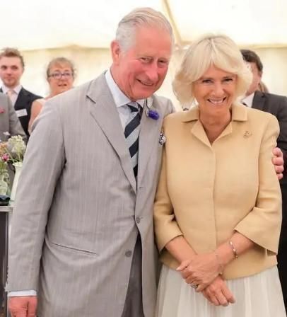 72岁卡米拉比94岁英女王怕冷,女王光腿她穿长靴,小22没女王年轻