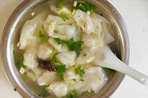 香料油|奶奶包的馄饨真香，原来是有技巧的，调馅时多放1味料，肉嫩汤鲜