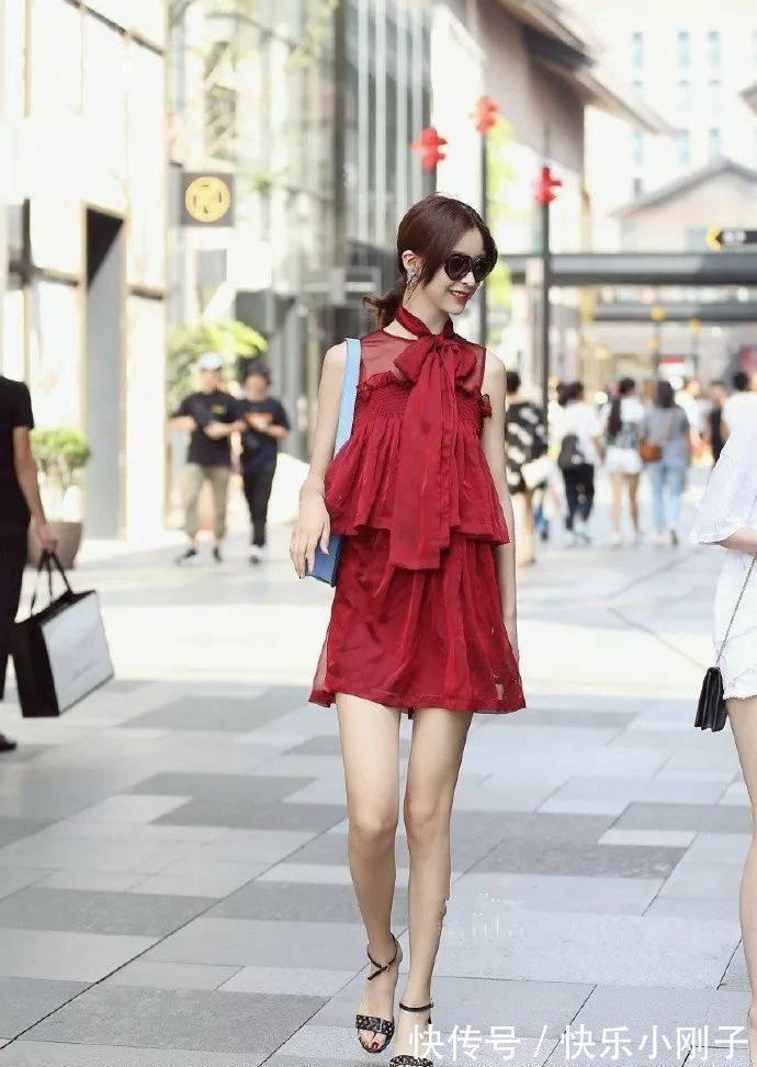 高跟凉鞋 小姐姐一双一字带的高跟凉鞋穿搭在脚上,显得气质又靓丽