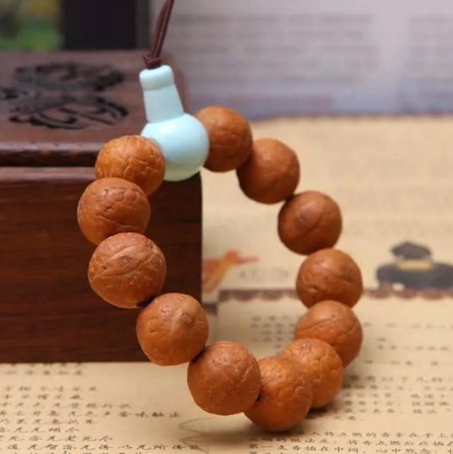  手串|在你穿上秋裤的同时，手串应该怎么办？