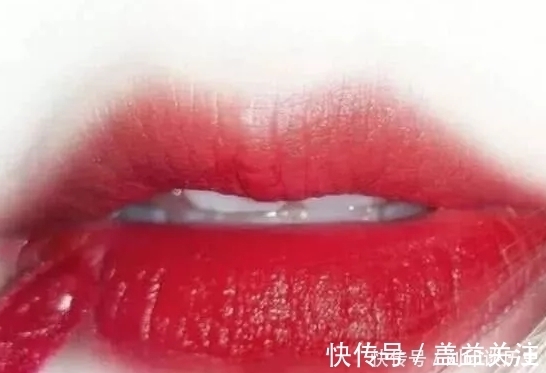 化妆达人 涂口红时千万别“直接抿”，化妆达人教你3招，既好看又“不沾杯”！