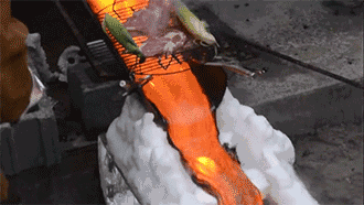 |搞笑GIF趣图:走就走呗,你们牵手是几个意思?