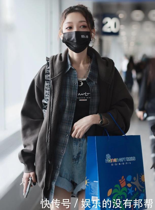 明艳动人|希林娜依高懂如何吸引男粉,顶“禁欲脸”穿三分裤,谁看谁心动