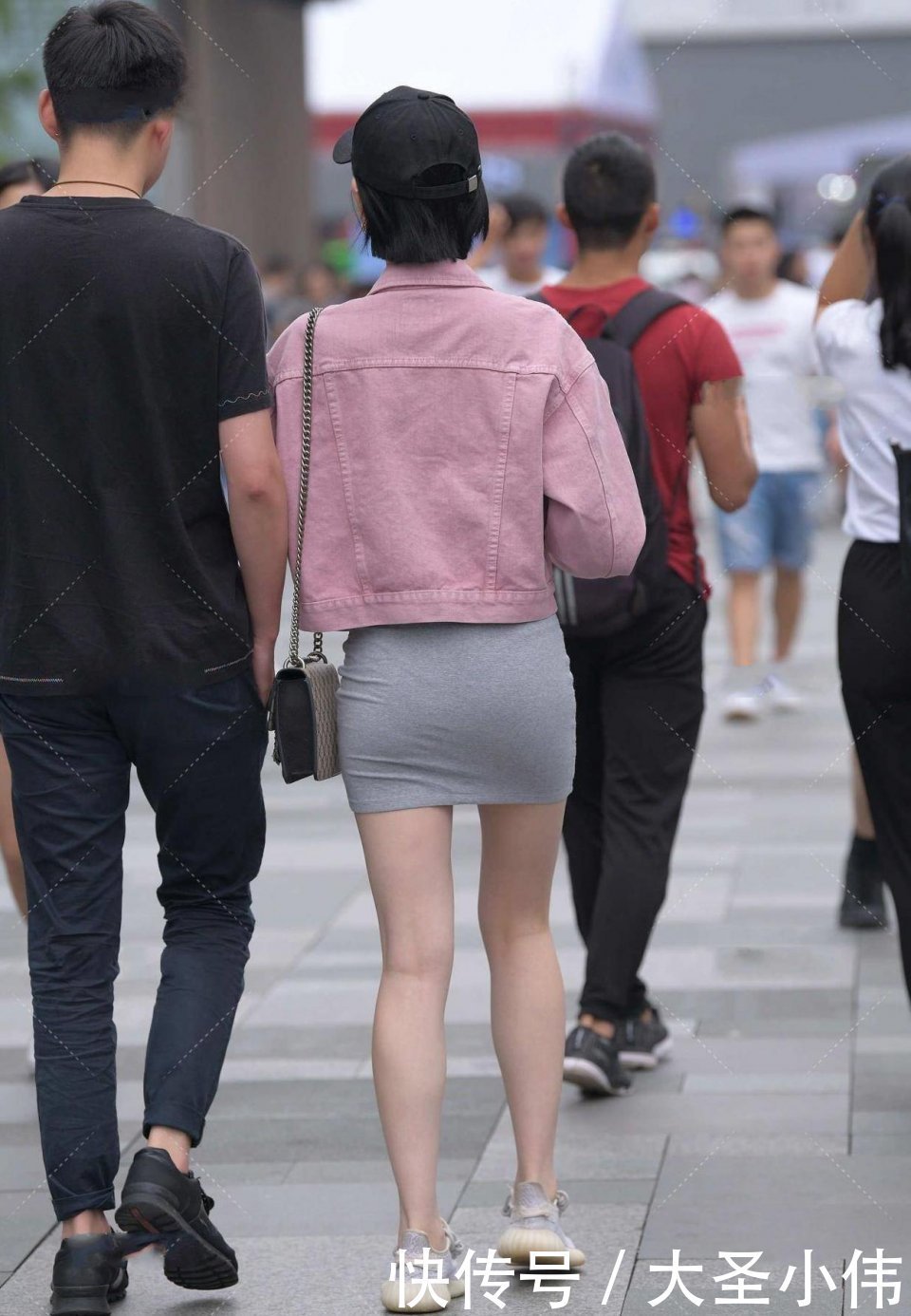 鸭舌帽|美女街拍:看完就知道什么是微胖才是极品,美到骨子里,她看起来太高级了