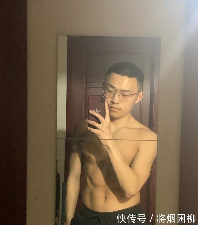 小哥|身高不够肌肉来凑,25岁小哥健身日常,一年没少做俯卧撑!