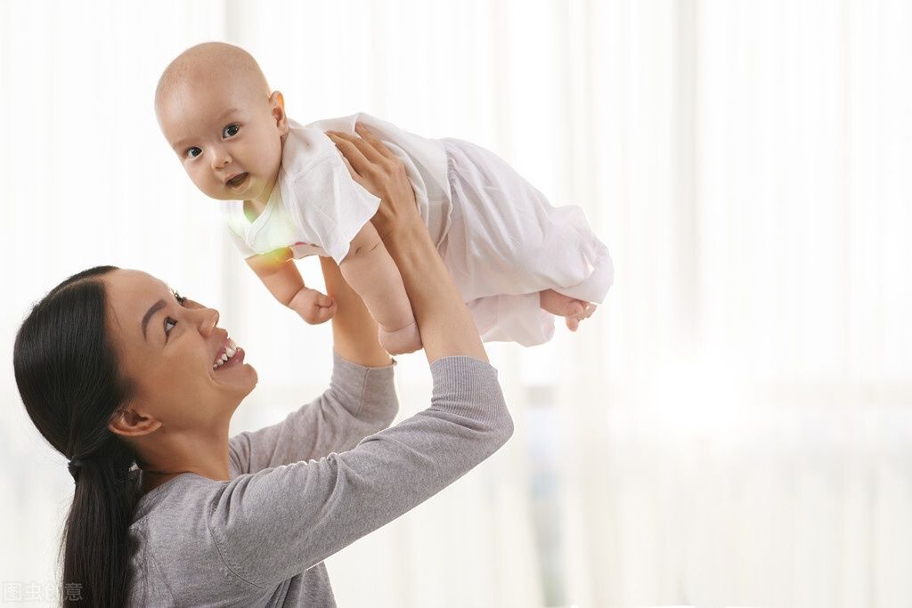 横抱、竖抱、自由抱，哪种抱姿对宝宝最有益？