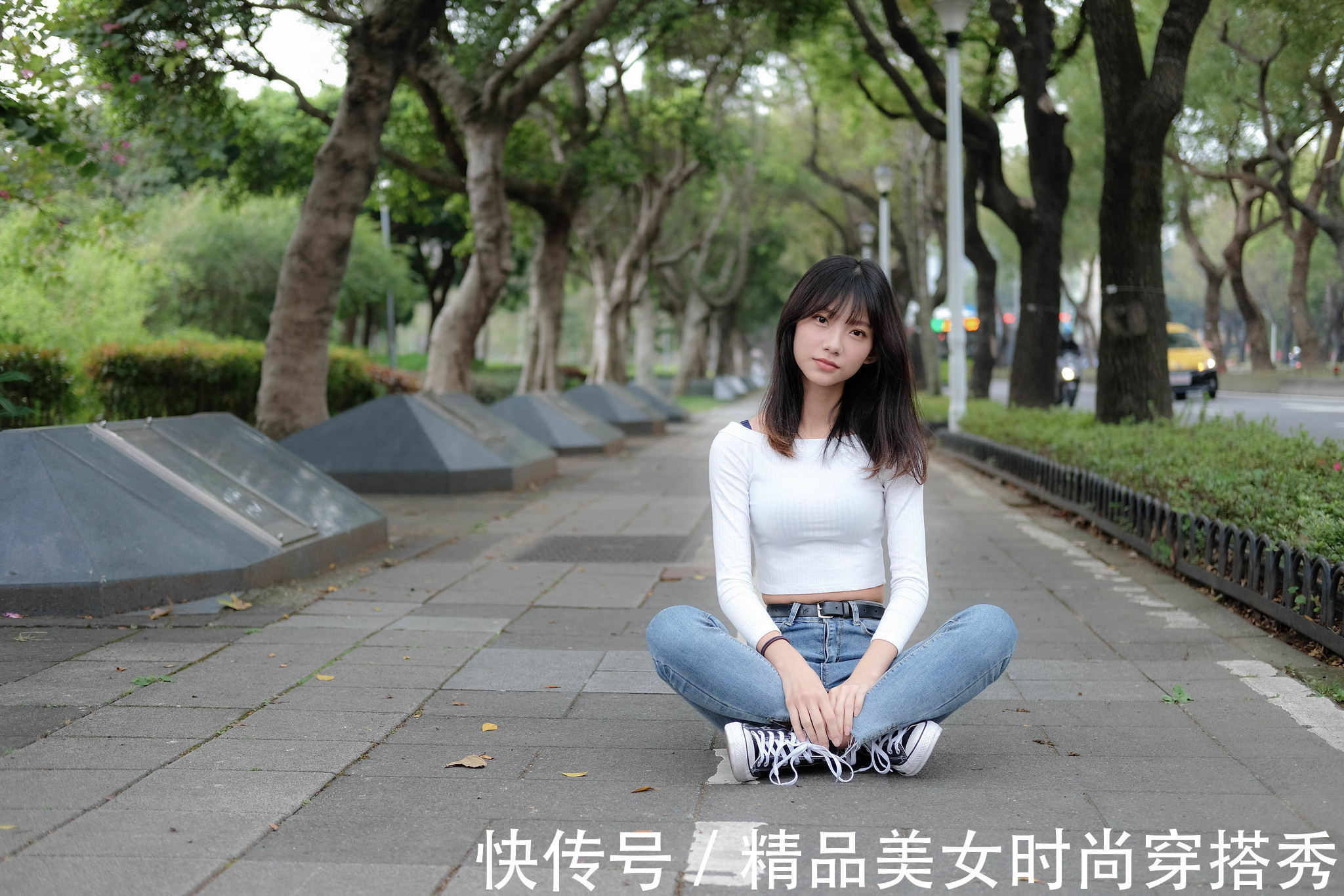 风格|白色针织衫搭配牛仔裤+平底鞋,整体的风格简约又休闲,清爽舒适